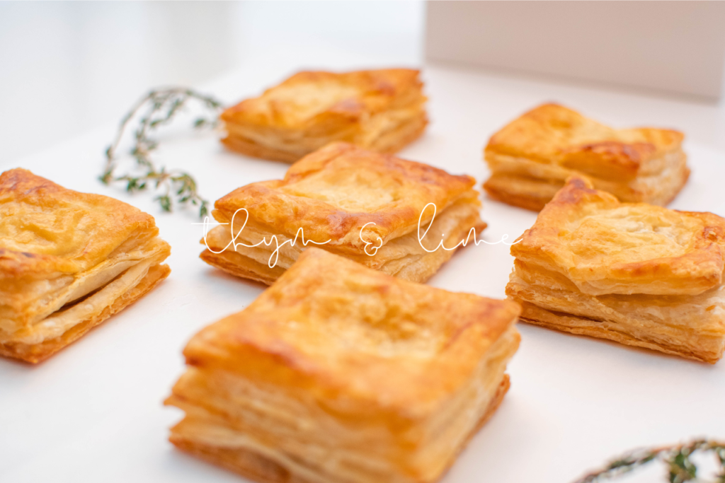 Image de pâtés haïtiens pour service traiteur avec tag Thym&Lime
